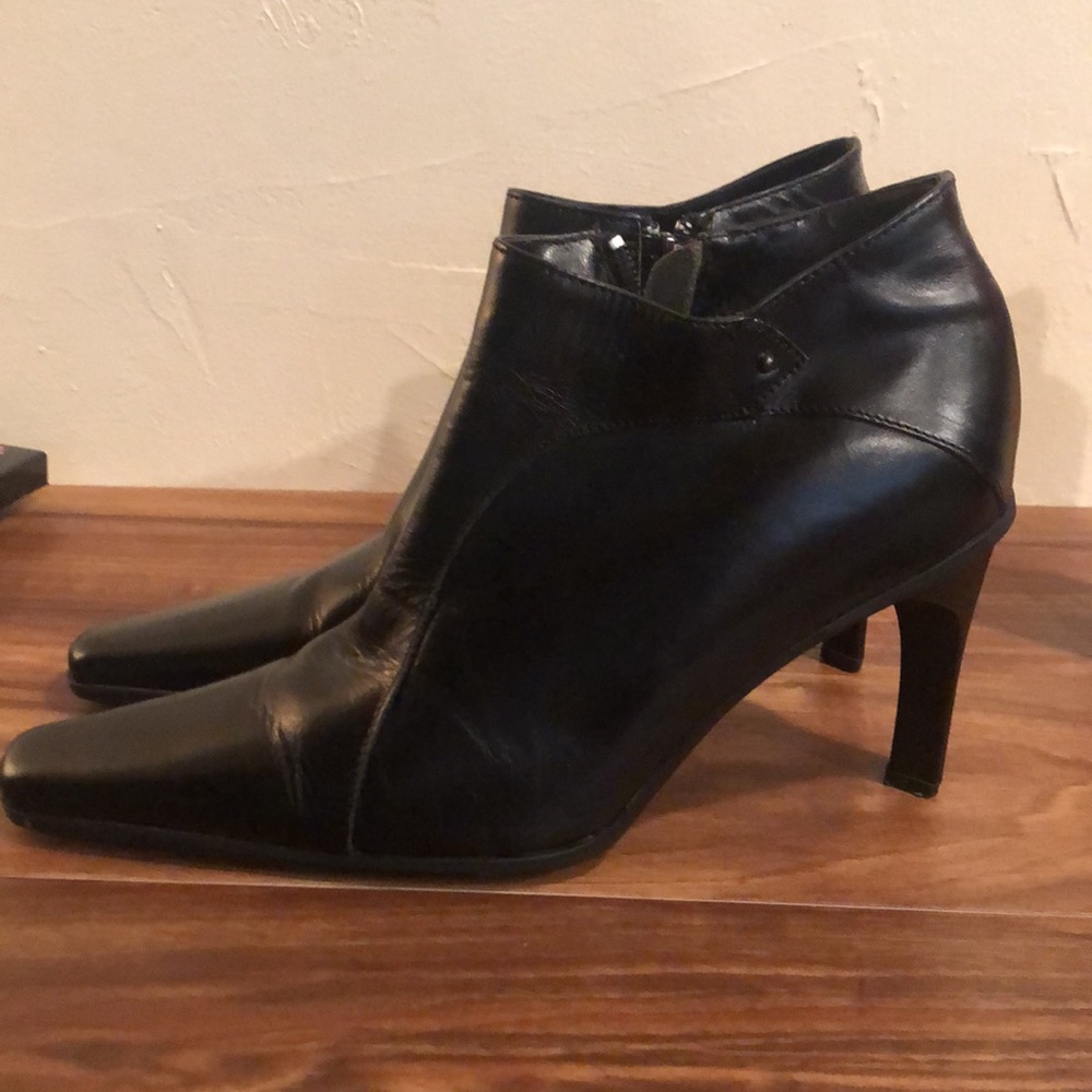 Henry Ferrera long square toe leather ankle boots. Size 8M